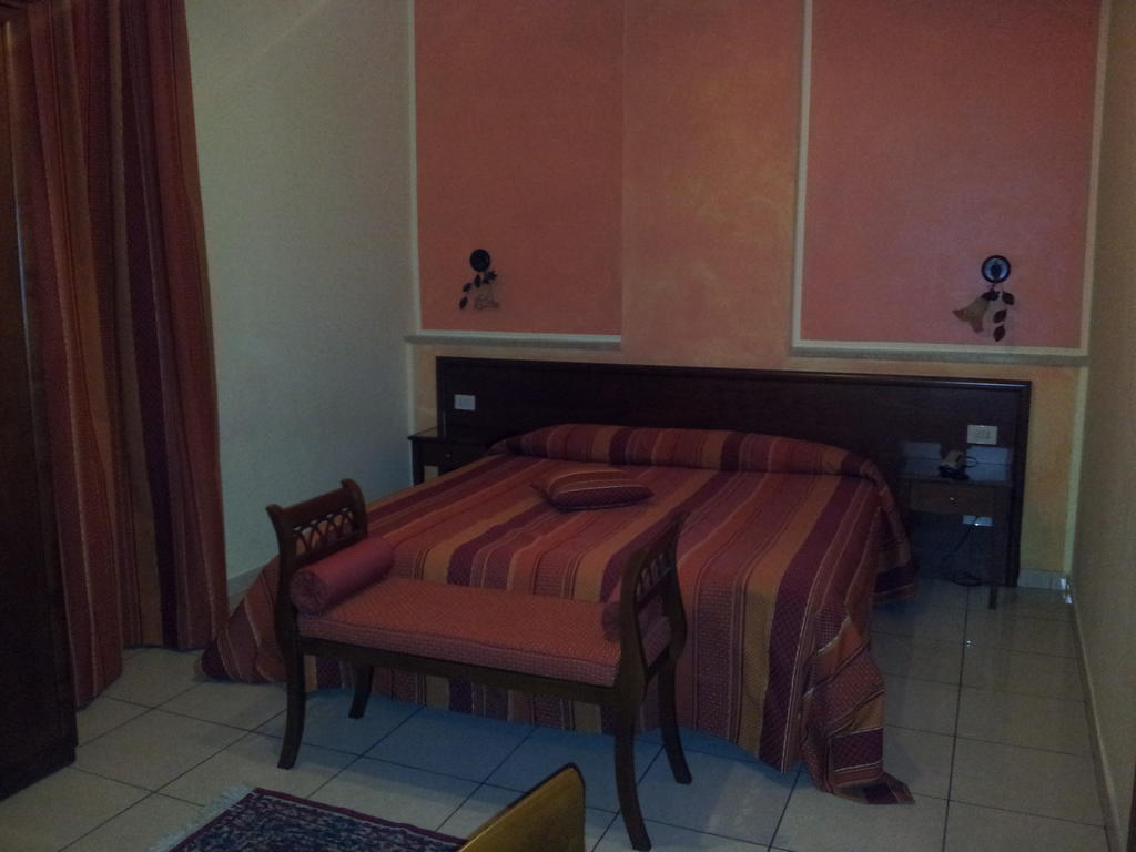 George Hotel Barcellona Pozzo di Gotto Værelse billede